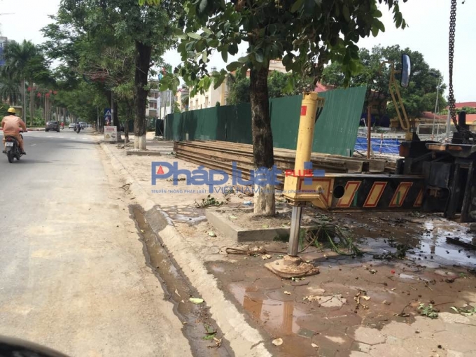 Vỉa h&egrave; cũng được tận dụng lu&ocirc;n để vật liệu x&acirc;y dựng.