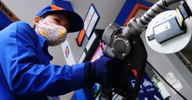 Mặt h&agrave;ng c&oacute; kim ngạch nhập khẩu giảm mạnh l&agrave; xăng dầu giảm 19%. Ảnh minh họa