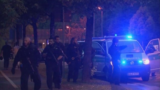 Cảnh s&aacute;t tại khu mua sắm Olympia sau vụ xả s&uacute;ng.