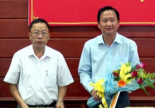 &Ocirc;ng Trịnh Xu&acirc;n Thanh (phải) nhận hoa ch&uacute;c mừng được bầu l&agrave;m Ph&oacute; Chủ tịch UBND tỉnh Hậu Giang. Ảnh:&nbsp;B&aacute;o Hậu Giang