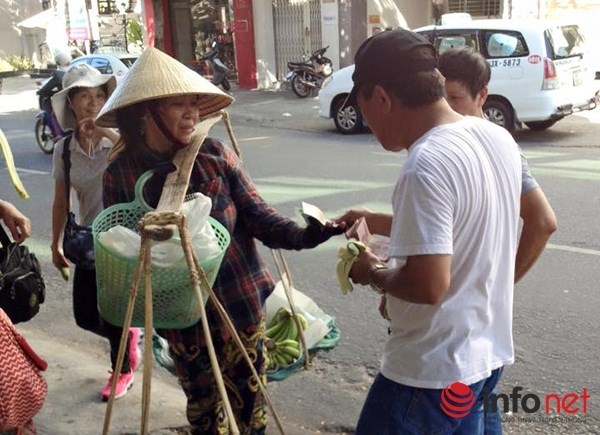 Chị b&aacute;n chuối rong tr&ecirc;n đường Phan Ch&acirc;u Trinh (Đ&agrave; Nẵng) từ chối nhận đồng Nh&acirc;n d&acirc;n tệ n&ecirc;n kh&aacute;ch Trung Quốc phải d&ugrave;ng tiền Việt Nam để trả (Ảnh: Nhạc sĩ Nguyễn Duy Kho&aacute;i)