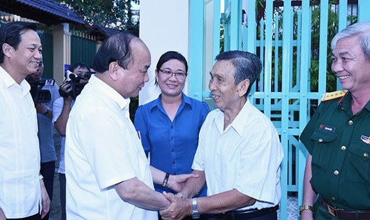 Thủ tướng thăm gia đ&igrave;nh Mẹ Việt Nam Anh h&ugrave;ng Phạm Thị Ẩn, 91 tuổi ở phường C&aacute;i Khế, quận Ninh Kiều, TP. Cần Thơ. Ảnh: VGP.