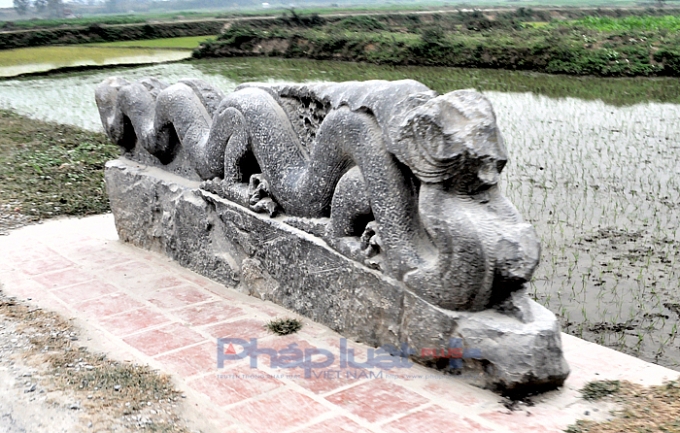 Nguy&ecirc;n nh&acirc;n đ&ocirc;i rồng đ&aacute; cụt đầu b&ecirc;n trong Th&agrave;nh nh&agrave; Hồ vẫn chưa c&oacute; lời giải ch&iacute;nh thức. (Ảnh: Anh Thắng).