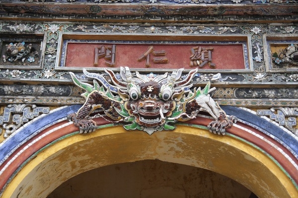 H&igrave;nh quỷ La Hầu ở cửa cổng Hiển Nh&acirc;n m&ocirc;n.