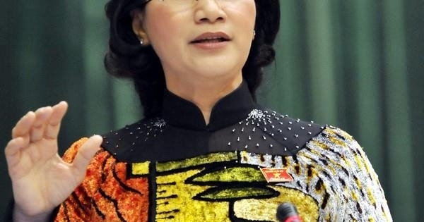 Chủ tịch Quốc hội Nguyễn Thị Kim Ngân chọn áo dài trong 5 phút