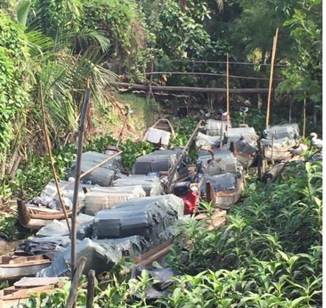 Số thuốc l&aacute; lậu của Phong bị thu giữ.