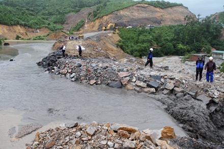 H&agrave;ng trăm ngh&igrave;n khối b&ugrave;n nước từ bi thải đ&ocirc;ng Cao Sơn tr&agrave;n xuống khu vực sản xuất của Cty than M&ocirc;ng Dương v&agrave; l&agrave;m t&ecirc; liệt sản xuất trong nhiều th&aacute;ng với chi ph&iacute; khắc phục tr&ecirc;n 500 tỉ đồng.