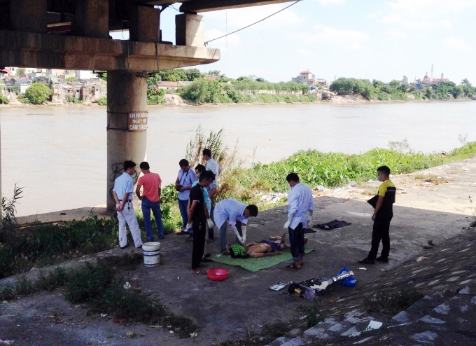 Cơ quan chức năng đang tiến h&agrave;nh kh&aacute;m nghiệm tử thi.