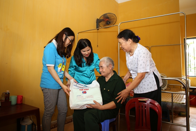 DS L&ecirc; Thị B&igrave;nh xuống tận nơi điều trị hỏi thăm v&agrave; tặng qu&agrave; cho c&aacute;c thương binh nặng.