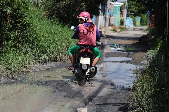 TP HCM: Xưởng dệt ngang nhi&ecirc;n biến đường đi th&agrave;nh k&ecirc;nh xả thải