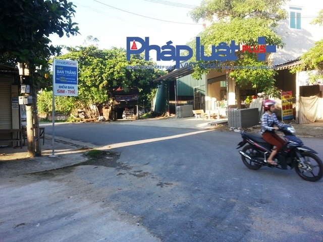 Người d&acirc;n th&ocirc;n Đồng Tĩnh b&agrave;ng h&agrave;ng về th&ocirc;ng tin