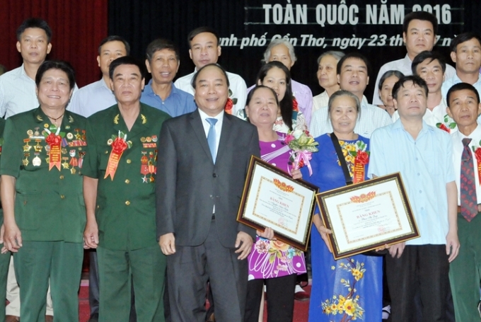 Thủ tướng Nguyễn Xu&acirc;n Ph&uacute;c với c&aacute;c đại biểu người c&oacute; c&ocirc;ng với c&aacute;ch mạng ti&ecirc;u biểu dự Hội nghị.