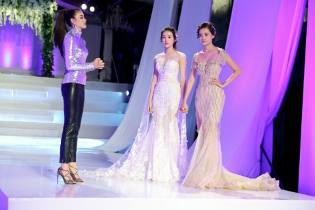 &nbsp;Thay v&igrave; loại người yếu hơn như L&ecirc; H&agrave;, Phạm Hương lại g&acirc;y s&oacute;ng gi&oacute; v&igrave; loại Kim Chi.