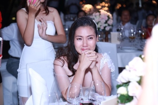 Ngọc Lan v&agrave; giọt nước mắt hạnh ph&uacute;c trong buổi lễ.
