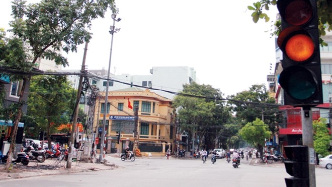 Đ&egrave;n v&agrave;ng hiển thị trong t&iacute;ch tắc, người điều khiển phương tiện c&oacute; thể dừng đột ngột, tiềm ẩn tai nạn (Ảnh: Minh Đức).