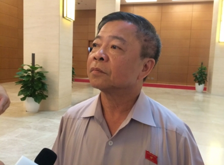 &Ocirc;ng&nbsp;V&otilde; Kim Cự&nbsp;trao đổi với b&aacute;o ch&iacute; b&ecirc;n h&agrave;nh lang Quốc hội s&aacute;ng nay 25/7 (Ảnh: Thế Kha)