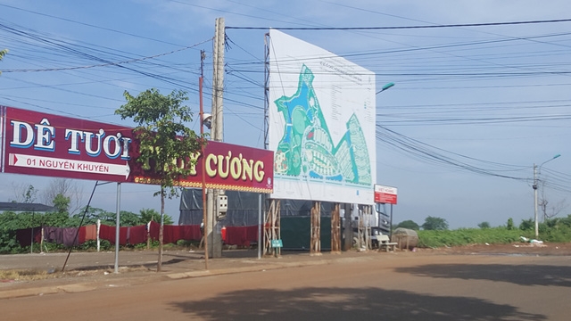 Dự &aacute;n trải d&agrave;i tr&ecirc;n tuyến đường tr&agrave;n ngập qu&aacute;n c&agrave; ph&ecirc; lớn nhỏ, bao quanh khu đất n&agrave;y l&agrave; một con suối rất thơ mộng.