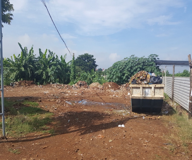 Theo sự hướng dẫn của một c&aacute;n bộ Sở X&acirc;y dựng tỉnh, do để l&acirc;u kh&ocirc;ng triển khai dự &aacute;n đang trở th&agrave;nh một b&atilde;i chứa r&aacute;c khổng lồ giữa l&ograve;ng th&agrave;nh phố