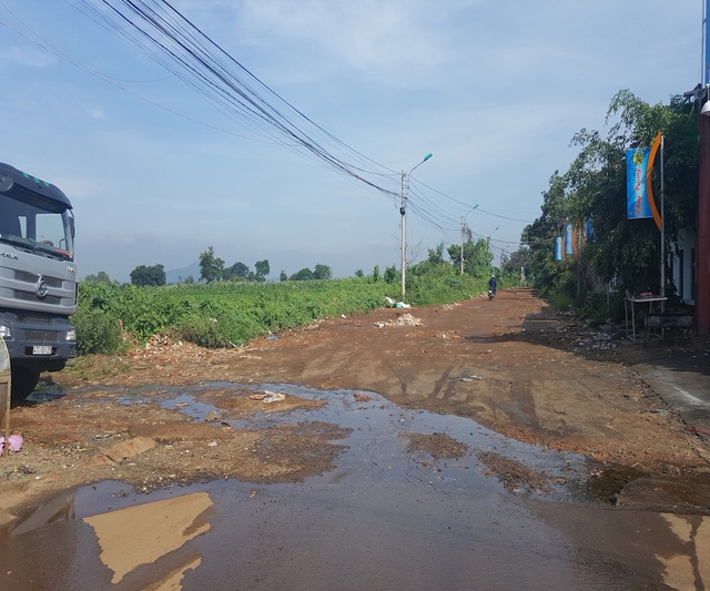 Con đường tập trung nhiều hộ d&acirc;n sinh sống lay lắt chờ di dời