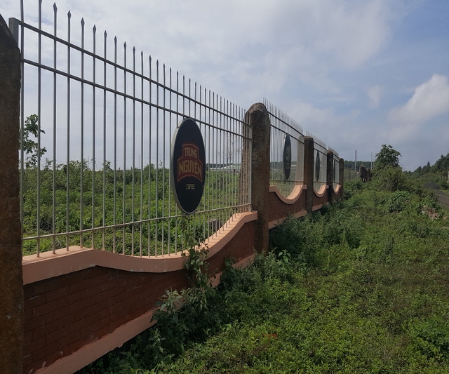 Những h&igrave;nh ảnh tr&ecirc;n cho thấy mặc d&ugrave; được khởi c&ocirc;ng rầm rộ từ năm 2009, Dự &aacute;n Nh&agrave; m&aacute;y chế biến c&agrave; ph&ecirc; nh&acirc;n đến nay vẫn chỉ l&agrave; b&atilde;i đất trống.