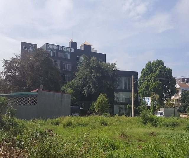 Trung t&acirc;m trưng b&agrave;y sản phẩm v&agrave; cũng l&agrave; văn ph&ograve;ng hoạt động của c&ocirc;ng ty Đặng L&ecirc; (th&agrave;nh vi&ecirc;n của tập đo&agrave;n Trung Nguy&ecirc;n) tại th&agrave;nh phố Bu&ocirc;n M&ecirc; Thuột