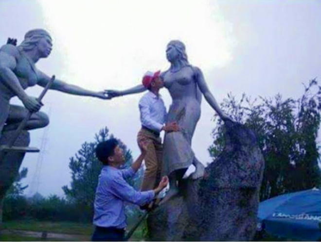 C&aacute;n bộ huyện ở H&agrave; Tĩnh 'h&ocirc;n' ngực tượng n&agrave;ng Biang.