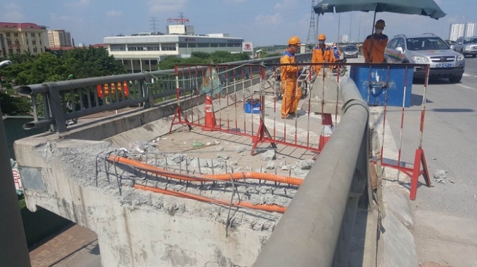 Điểm hẫng - nơi xảy ra vụ tai nạn hy hữu khiến l&aacute;i xe tử vong tại chỗ.