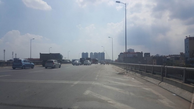 Phần đường rộng chừng 2,5m được kẻ vạch sơn cấm c&aacute;c phương tiện đi v&agrave;o d&agrave;i 500m v&agrave; cũng kh&ocirc;ng phải phần đường dừng đỗ khẩn cấp.