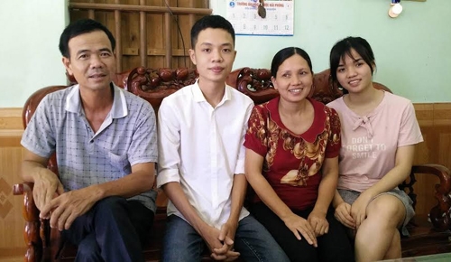 Em&nbsp;Trần B&ugrave;i Xu&acirc;n Dự vui vẻ b&ecirc;n gia đ&igrave;nh của m&igrave;nh.