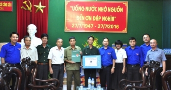 Đại diện Tân Hiệp Phát cùng Bí thư Trung ương Đoàn thăm hỏi người có công