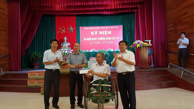 &Ocirc;ng Đỗ Hữu Tr&iacute;, Ph&oacute; Ch&aacute;nh Thanh tra bộ Th&ocirc;ng tin Truyền th&ocirc;ng v&agrave; &ocirc;ng Nguyễn Phan Huy Kh&ocirc;i, Gi&aacute;m đốc Đối ngoại Tập đo&agrave;n Number 1 &ndash; T&acirc;n Hiệp Ph&aacute;t trao 25 triệu đồng cho Trung t&acirc;m Điều dưỡng thương binh Thuận Th&agrave;nh, Bắc Ninh.