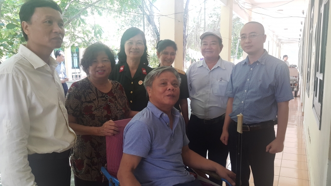 &Ocirc;ng Ng&ocirc; Huy To&agrave;n, Trưởng ph&ograve;ng Thanh tra B&aacute;o ch&iacute; v&agrave; Th&ocirc;ng tin tr&ecirc;n mạng, Thanh tra Bộ Th&ocirc;ng tin Truyền th&ocirc;ng v&agrave; &ocirc;ng Nguyễn Phan Huy Kh&ocirc;i, Gi&aacute;m đốc Đối ngoại Tập đo&agrave;n Number 1 &ndash; T&acirc;n Hiệp Ph&aacute;t đang c&ugrave;ng c&aacute;c c&aacute;n bộ, điều dưỡng vi&ecirc;n của Trung t&acirc;m (nay đ&atilde; nghỉ hưu) thăm hỏi đồng ch&iacute; thương binh nặng Vũ Trung Hiếu.