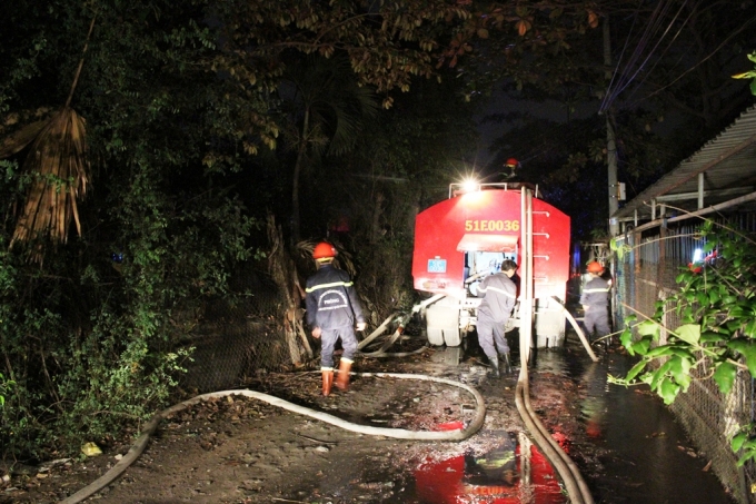 Lực lượng PCCC dập lửa dưới trời mưa.