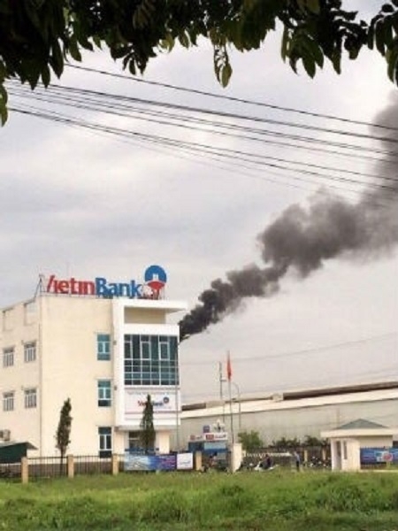 Cột kh&oacute;i đen s&igrave; từ Cty Quang Minh (H&igrave;nh do người d&acirc;n cung cấp).