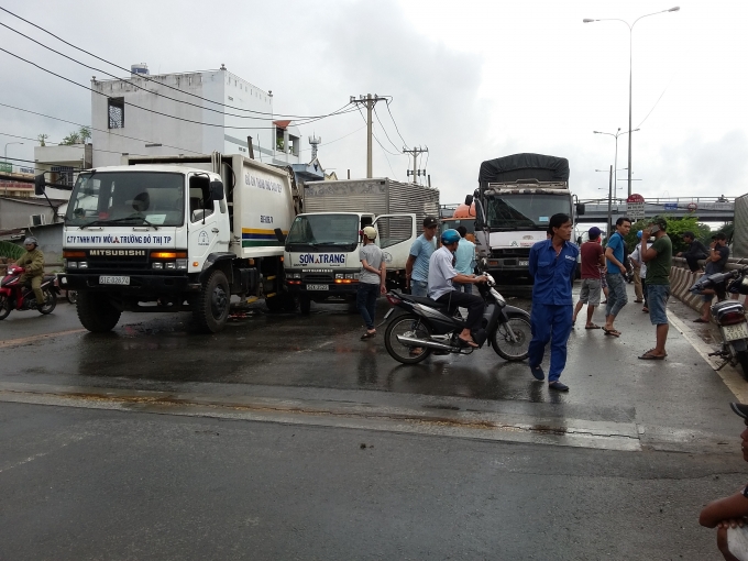 C&aacute;c phương tiện nằm chắn hết l&agrave;n đường &ocirc; t&ocirc;