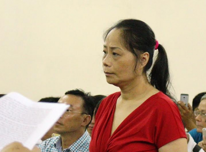 B&agrave; Nga trước v&agrave;nh m&oacute;ng ngựa.