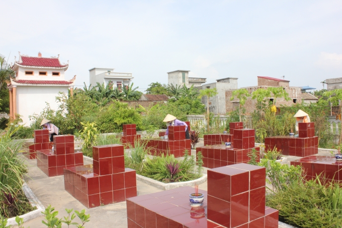 Những ng&ocirc;i mộ đều sạch sẽ, nhờ b&agrave;n tay chăm s&oacute;c dọn dẹp của ba người vợ liệt sĩ suốt 8 năm qua.