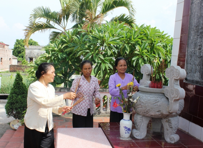 Thắp n&eacute;n hương thơm cầu cho c&aacute;c liệt sĩ&nbsp;an giấc ng&agrave;n thu.