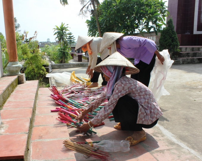 Kh&ocirc;ng ai bảo ai, h&agrave;ng ng&agrave;y ba b&agrave; ngo&agrave;i c&ocirc;ng việc đồng &aacute;ng lại tranh thủ thời gian để chăm nom nghĩa trang liệt sĩ của địa phương.