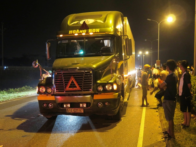 Ngay sau khi xảy ra vụ việc, t&agrave;i xế xe container&nbsp;đ&atilde; dừng xe ngay cạnh hiện trường.
