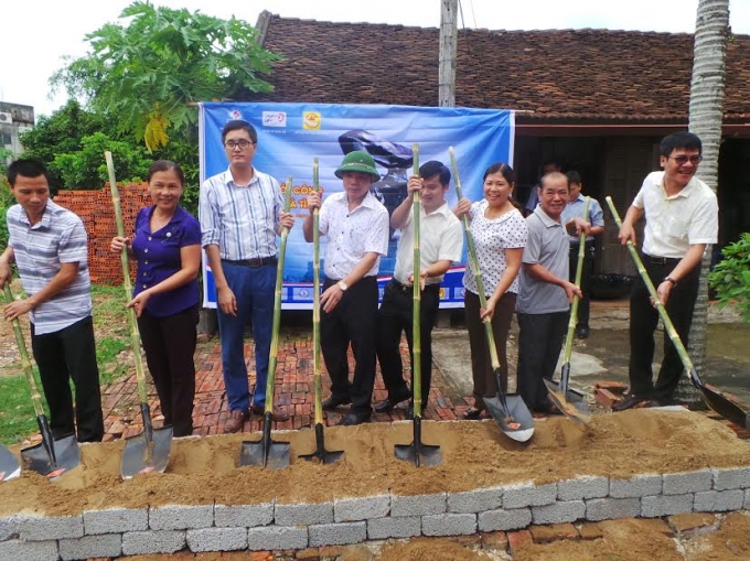 Đại diện Tập đo&agrave;n x&acirc;y dựng Miền Trung, Tổng Cty CP Hợp Lực v&agrave; UBND huyện Lang Ch&aacute;nh khởi c&ocirc;ng x&acirc;y dựng nh&agrave; t&igrave;nh nghĩa cho gia đ&igrave;nh &ocirc;ng B&ugrave;i Thanh T&ugrave;ng.