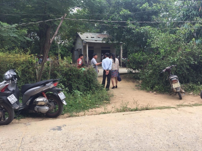 Người th&acirc;n đau buồn trước c&aacute;i chết của 2 mẹ con.