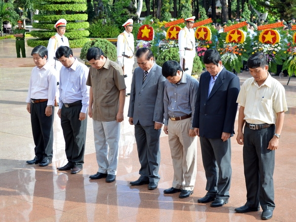 Đo&agrave;n đại biểu Đảng bộ tỉnh th&agrave;nh k&iacute;nh nghi&ecirc;ng m&igrave;nh trước anh linh c&aacute;c liệt sỹ