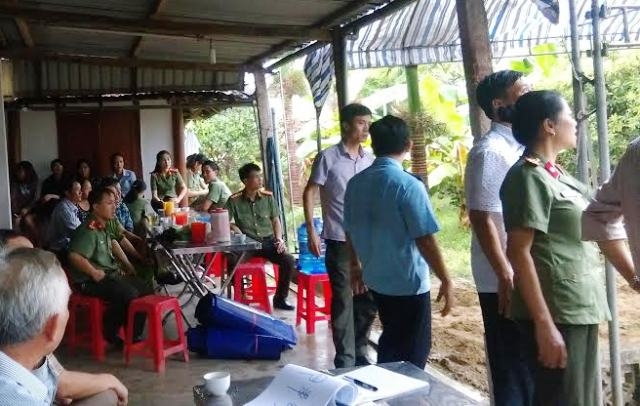 Rất nhiều c&aacute;n bộ chiến sỹ C&ocirc;ng an tỉnh H&agrave; Tĩnh đ&atilde; đến gi&uacute;p đỡ v&agrave; chia buồn c&ugrave;ng gia đ&igrave;nh.