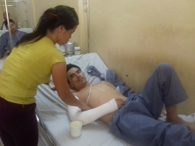 Suốt hơn 1 th&aacute;ng nay anh Hải phải nằm viện với chi ph&iacute; v&ocirc; c&ugrave;ng tốn k&eacute;m.