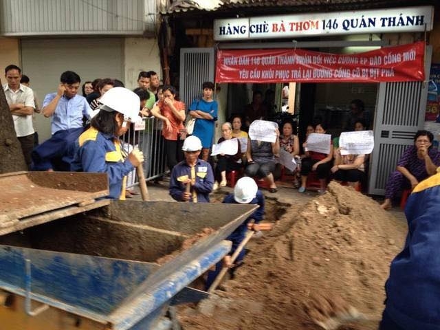 H&agrave;ng chục người d&acirc;n tại số 146 Qu&aacute;n Th&aacute;nh - Ba Đ&igrave;nh vẫn ngắc ngoải bởi &ldquo;H&agrave; Nội kh&ocirc;ng vội được đ&acirc;u&rdquo;?