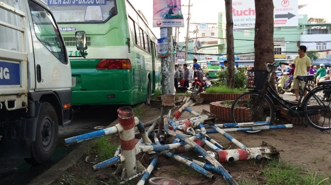 H&agrave;ng chục m&eacute;t giải ph&acirc;n c&aacute;ch bị t&ocirc;ng g&atilde;y.