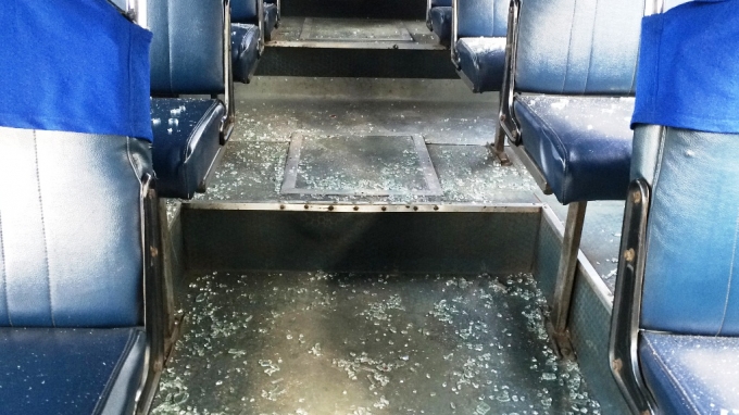 K&iacute;nh xe bu&yacute;t văng tung t&oacute;e khiến nhiều người hoảng loạn.