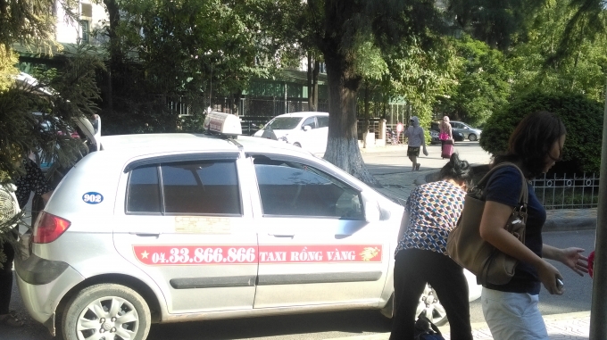 Taxi ABC đ&atilde; kh&ocirc;ng c&ograve;n độc quyền trong việc đưa đ&oacute;n kh&aacute;ch trong khu&ocirc;n vi&ecirc;n của bệnh viện sau khi Ph&aacute;p Luật Plus phản &aacute;nh.