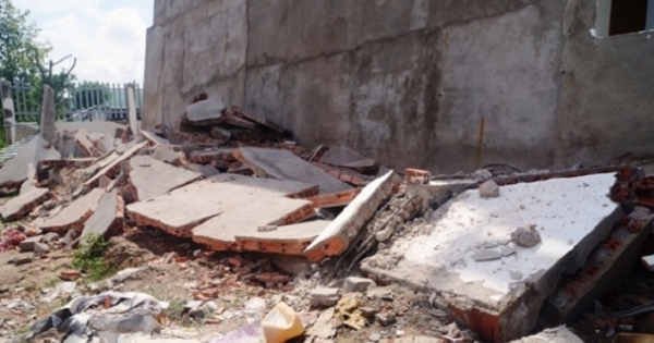 Hà Nội: Dựng rạp đám cưới trong cơn bão, 1 người chết, 3 người bị thương